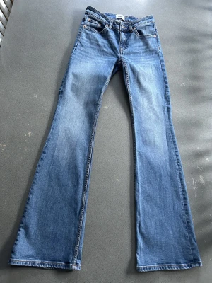 Blå lågmidjade utsvängda jeans low boot storlek XS full length - Mycket fint skick, endast använda ett par gånger.  Lager 157 low boot, full length, låg midja, low waist, boot cut.  Tvättar utan sköljmedel och torktumlar inte kläder.