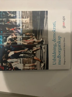 Utbildning, demokrati, medborgarskap - Upptäck hur utbildning, demokrati och medborgarskap hänger ihop! Den här boken ger dig insikter om samhällets utveckling och vilka värderingar som format dagens medborgarskap. Perfekt för dig som vill förstå mer om samhälle och politik.