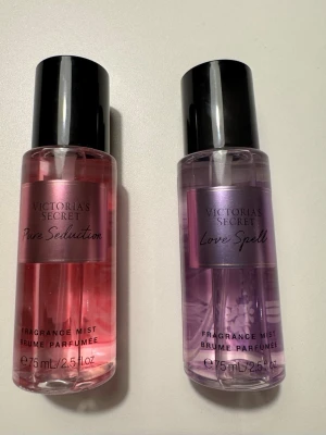 Victoria's Secret Mist Duo 75ml x 2 - Två populära fragrance mists: Pure Seduction och Love Spell. Perfekta att ta med i väskan, varje flaska innehåller 75 ml (2.5 fl oz). Snygga och trendiga doftmister som ger en fräsch känsla hela dagen.