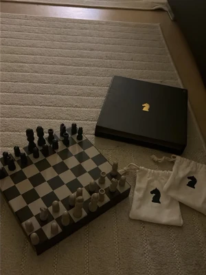 Ingen väst synlig på bilderna - schackspel med bräde, pjäser och tygpåsar. Helt ny och i mycket hög kvalité. Btw köpt i flying tiger