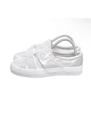 Glittriga slip-on sneakers - Silver glittriga slip-on sneakers! Säljer då jag knappt använt. Sitter jätte fint och bekvämt och enkelt att sätta på. 