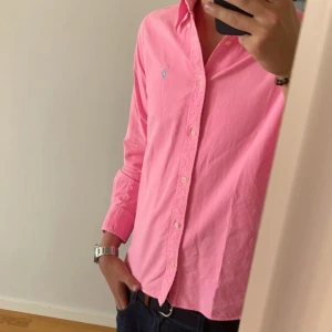 Ralph lauren skjorta  - Hej, säljer nu denna riktigt fina skjorta i denna underbara färg. Storleken är xs men sitter small.  Skicket är som nytt :) 