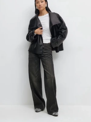 Svarta wide jeans med hög midja - Säljer ett par svarta jeans från Gina med hög midja och riktigt breda ben. Jeansen har klassisk femficksdesign, raka sömmar och är gjorda i kraftigt denimtyg. Perfekta för dig som gillar en loose och avslappnad vibe. Endast använda en gång 