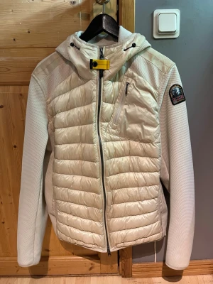 Parajumpers Cardigan Vit - Säljer en parajumpers cardigan. Den är äkta och köptes på season. Inte använd alls mycket. Lite defekter och smuts men det går att tvätta bort med rätt medel. Annars inga fel på den säljer för jag har växt ur den.