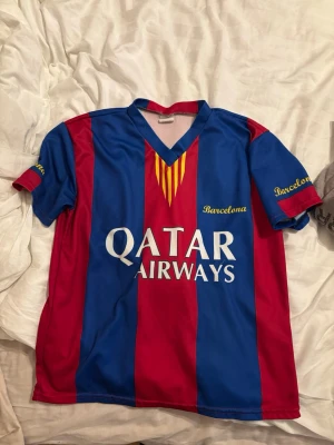 Barcelona neymar tröja retro stl L barn - Retro neymar tröja barcelona aldrig använd perfekt skick stl L barn ungefär kan skicka mått om de behövs!