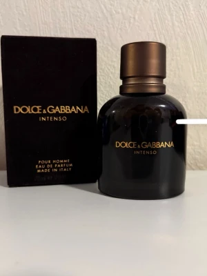 Dolce & Gabbana Intenso EdP - Dolce & Gabbana Intenso Pour Homme Eau de Parfum, En stilren och modern parfym för dig som vill sticka ut. Inte så mycket använd, se markering!  Cirka 50-60ml kvar! 🟩Byten kan va intressant🟩