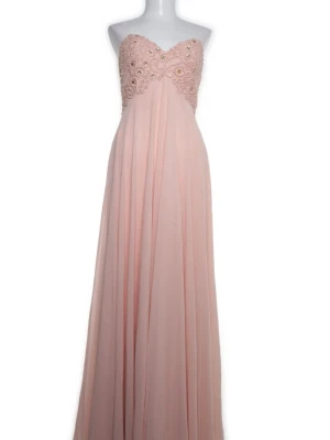 Ljusrosa långklänning med broderier - Superfin ljusrosa långklänning med axelbandslös design och vackra broderier med pärldetaljer upptill. Klänningen har snörning i ryggen och är gjord i ett lätt, flygigt material som ger en elegant look. Perfekt till bal eller student!