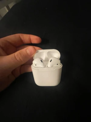 Apple AirPods (2nd generation) - Säljer ett par Apple AirPods (2nd gen) funkar bra inga problem med dom har bara ingen användning längre till dom 