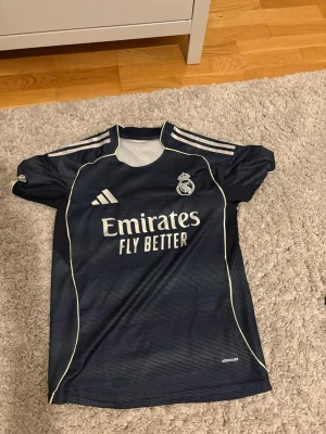 Real Madrid tröja  - En snygg real Madrid tröja som kan användas till sommaren men även till träning och annat 