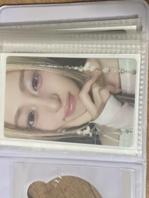 Kpop photocards!! - Säljer photcards!!!  Priser: 1a bild 35kr,  2a bild 35kr, 3e bild 30kr, 4e bild 30kr, 5e bild 30kr, 6e bild 35kr, 7e skz bilder 35kr styck dom andra kostar 25kr!! Freebies kommer vara inkluderade 