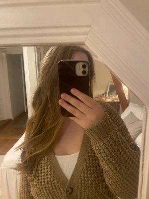 Brun kofta från lager 157 - Säljer en brun, grovstickad kofta från lager 157 The Black Label Collection i storlek M. Koftan har v-ringning, stora knappar framtill och ribbade muddar. Perfekt för lager på lager under höst och vinter. Snyggt oversized fit och riktigt mysig att bära.