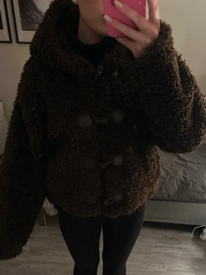 Brun teddyjacka från Zara  - Så gullig teddyjacka från Zara. Så mysig och varm. Perfekt luva att gömma sig under i snö och regn. Älskar allt med den men den kommer tyvärr inte så mycket till användning.                                                       Skriv om du har några frågor💕