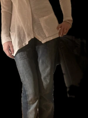 Vit kofta med fickor - Luftig vit kofta med öppen front och två stora fickor framtill. Långärmad och i ett tunt, mjukt material som ger en avslappnad och chill vibe. Perfekt att slänga över en t-shirt eller linne för en enkel och snygg look. Eller att ha till stranden köpt på PMU.☺️💕