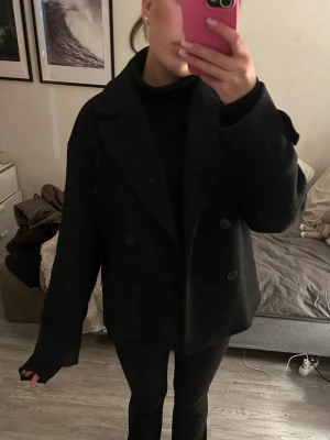 Svart kappa från Bubbleroom - Perfekta svarta höst/vibterkappan från bubbleroom. Storlek S.                                     Skriv om du har några frågor💕