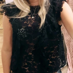 Spets topp från Zara  - Skit fin spets topp. Knappt använd och jätte fin🥰