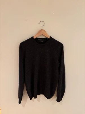 Mörkgrå kashmirtröja Massimo Dutti - Säljer en mörkgrå rundhalsad tröja från Massimo Dutti i 100% kashmir. Ett mycket bra skick och priset kan självklart diskuteras! Nypris: ca 1299kr