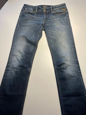 Replay jeans - Lågmidjade Replay jeans, storlek 26/32, motsvarar ungefär Xs. Superfint skick, inga defekter eller liknande ☺️ 