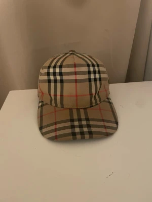 Burberry keps - Använd ett par gånger. Den är M size.