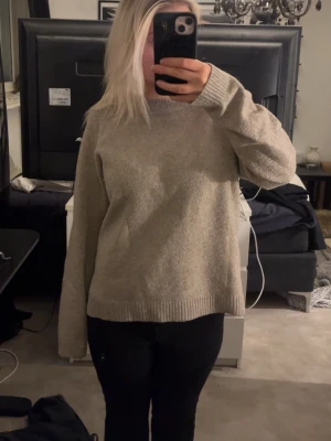Beige stickad tröja - säljer en beige stickad tröja från vero moda. den är jättemysig men den kommer ej till användning nå mer. storlek XL men passar mig som har XS om man vill ha en lite mer oversized stil💞