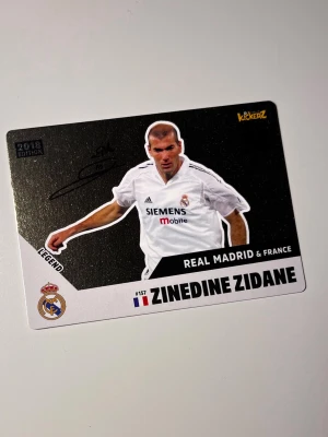 Kickerz Zinedine Zidane fotbollskort - Fotbollskort från Kickerz (2018) med Zidane innehåller även en autograf.