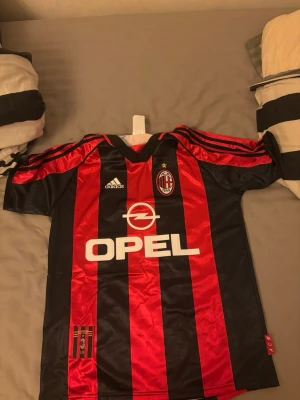 Ac Milan retro  - Storlek S och helt ny. Oanvänd med perfekt kvalitet. Priset kan diskuteras 