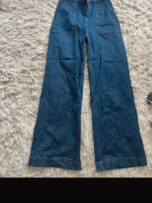 Blå wide jeans från ravens saloner  - Vida jeans blå. 
