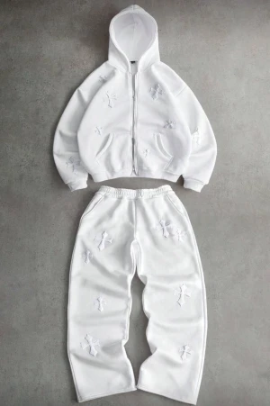 Dress  - Bilden visar ett vitt mjukisset med hoodie och byxor, men ingen väst finns med.