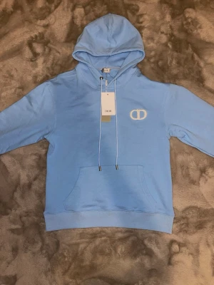 Baby blue hoodie  - Helt ny hoodie med tag och påse
