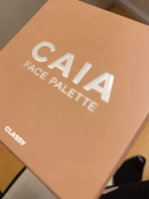 CAIA Face Palette Classy -  Face palette från CAIA i färgen Classy. Använt några enstaka gånger.