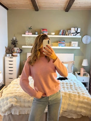 Rosa stickad tröja - Tunn stickad tröja från Vero Moda! Superfin rosa färg perfekt till våren! Kommer inte till användning!💕Storlek M