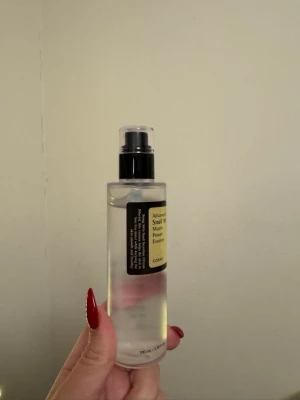 COSRX Snail 96 Mucin Power Essence - Säljer en COSRX Advanced Snail 96 Mucin Power Essence Innehåller 100 ml essence som ger huden fukt och glow. Perfekt för dig som gillar K-beauty och vill ha en lätt, återfuktande produkt i din rutin. Använda inte längre!🤍