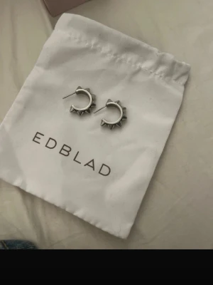 Edblad örhängen nitar silver  - Den vanliga storleken 