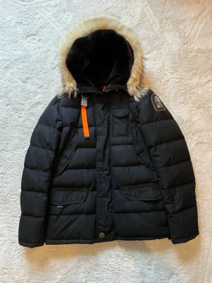 Parajumpers Deer - Storlek: M skick: 8/10 färg: svart modellen säljs ej mer