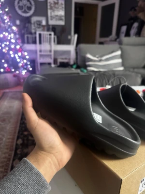 HELT NYA! Adidas Yeezy Slides svarta - Helt nya! Storlek 44. Passar 43. Kanske 44