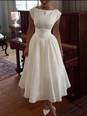 Vit elegant långklänning - Superfin vit långklänning med markerad midja och vid kjol. Klänningen är tyvärr för liten för mig så den är helt oanvänd! 