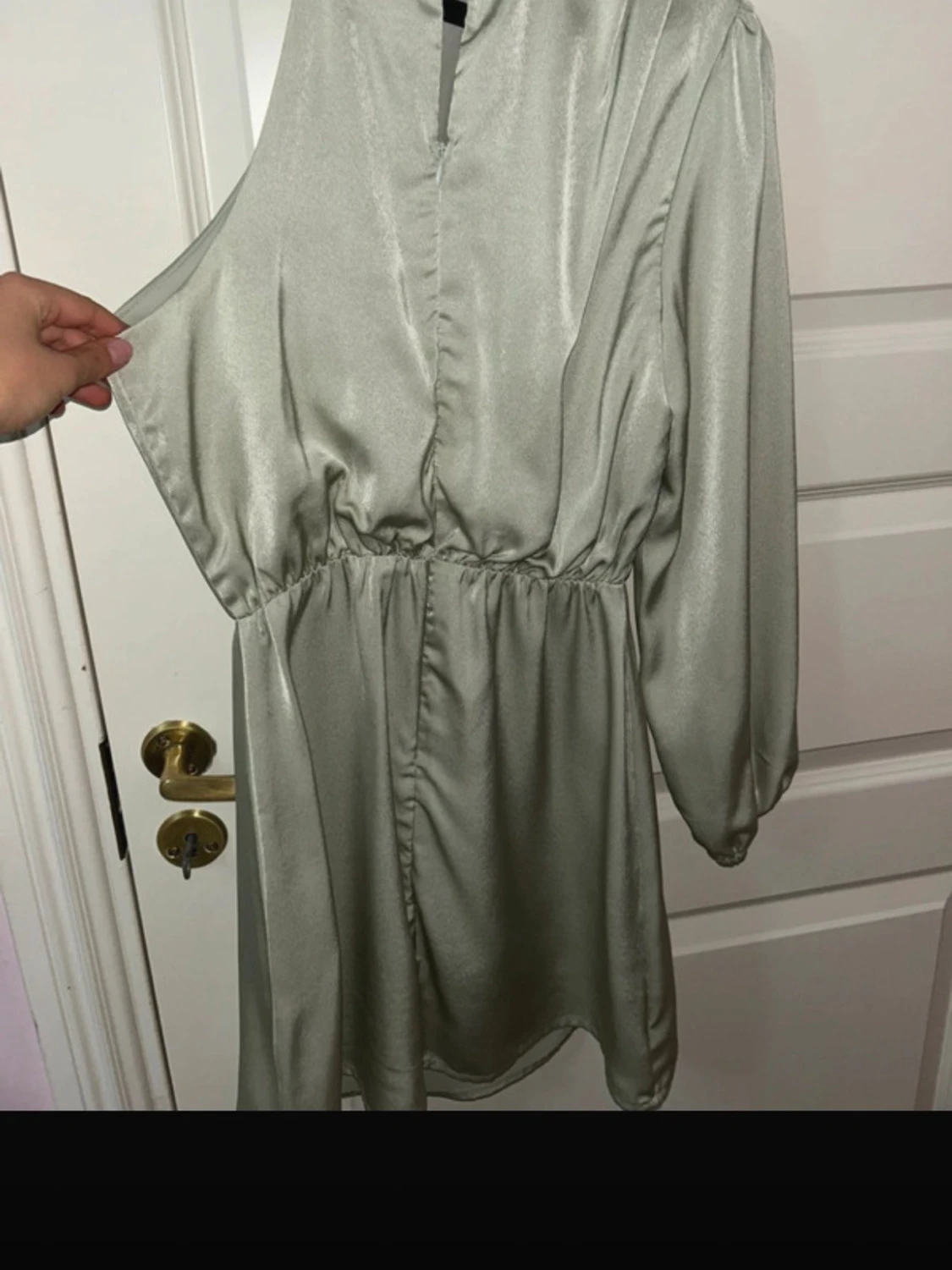 Ljusgrön satin one shoulder klänning - 2