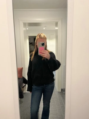 Mörkblå bootcut jeans - Säljer ett par mörkblå jeans med bootcut-modell och låg midja. Jeansen har klassisk femficksdesign och är tillverkade i ett stretchigt denimtyg som sitter snyggt på benen. Perfekta för dig som gillar jeans som sitter snyggt, storlek s 27/30