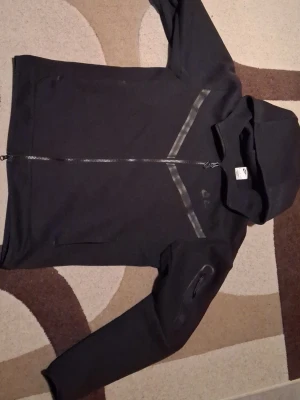 Nike tech fleece - Svart nike tech. Strl M. Finns tecken på användning men det är ingenting som syns. priset är ej hugget i sten.