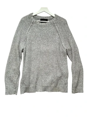 Stickad grå tröja  - Stickad grå tröja från Skill Casual Wear. Rundhalsad och mycket bekväm. Bra basplagg som funkar till allt.  Storlek L. Använd men i gott skick.