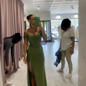 Balklänning  - En helt oanvänd balklänning från PinkandPurple. Sista bilden är samma klänning i en annan färg men det är den bästa bilden på korsett ryggen!❤️