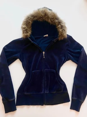 Y2k fur hoodie - Jättefin y2k hoodie med fluffig fuskpäls. Perfekt och mysig nu i vinter❄️Lite skeva sömmar vid pälsen, inget som syns på och håller bra så länge man är försiktig💕Tvättas helst i tvättpåse:) Pris kan diskuteras vid snabb affär!