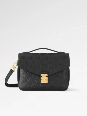 Svart handväska - Säljer en svart handväska i präglat skinn med klassiskt monogrammönster. Väskan har guldfärgade metalldetaljer, justerbar axelrem och ett praktiskt handtag. Flera fack inuti och dragkedja på baksidan. Helt ny!