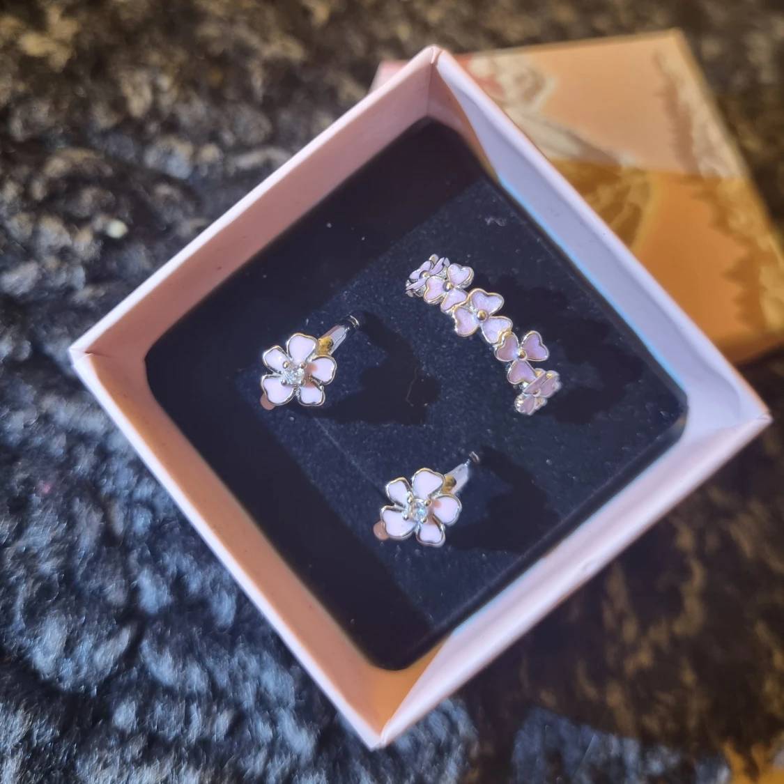 Blommiga smyckeset  - 1