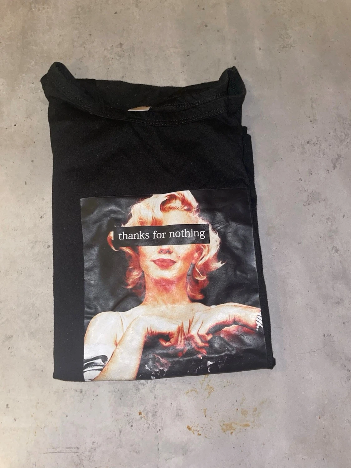 Svart t-shirt med tryck och text - 2