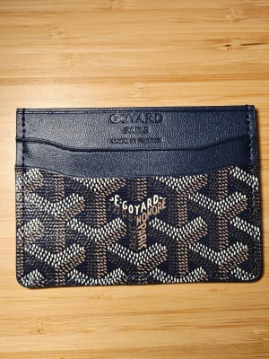 Mörk blå korthållare - Navy marinblå korthållare med plats för 5 kort