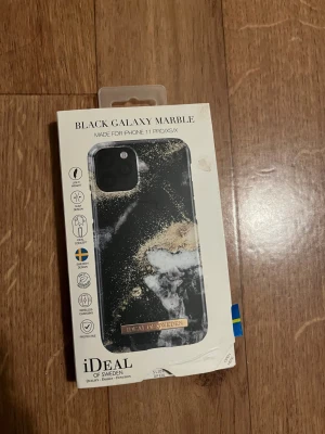 Black Galaxy Marble mobilskal för iPhone 11 Pro/XS/X - Stilrent mobilskal med Black Galaxy Marble-design, kompatibelt med iPhone 11 Pro/XS/X. Lättviktigt, slimmat och skyddande, stödjer trådlös laddning. Svensk design. Förpackningen har mindre slitage men skalet är oanvänd.