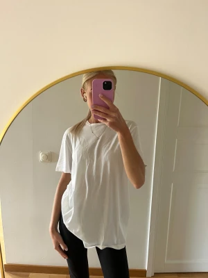 Vit oversized t-shirt - Säljer denna vita lite oversized t-shirt som är i lite tunnare material. Från Nelly, storlek XS🤍