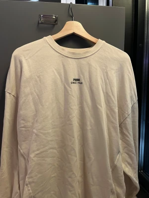 Benvit sweatshirt från Puma strl L - Benvit sweatshirt från Puma i storlek L