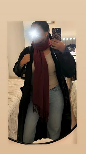 Beige ribbad väst i bomull - Säljer en elegant svart långkappa i en modern, minimalistisk modell. Kappan har en rak och lätt oversized passform som gör att den faller väldigt snyggt över kroppen och funkar perfekt både till vardag och mer uppklädda tillfällen.