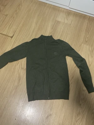 Indicode full zip Grish - Skit bra skick och den är mörkgrön ochkså den är storlek s